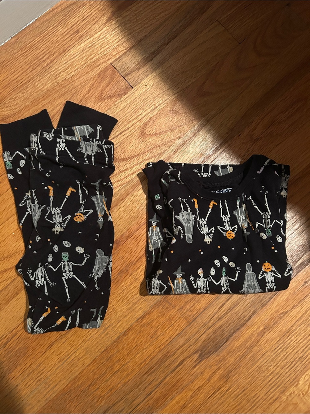 Old Navy Black Kids Halloween Skeleton Pajama Set with Orange Pumpkins Size 6T